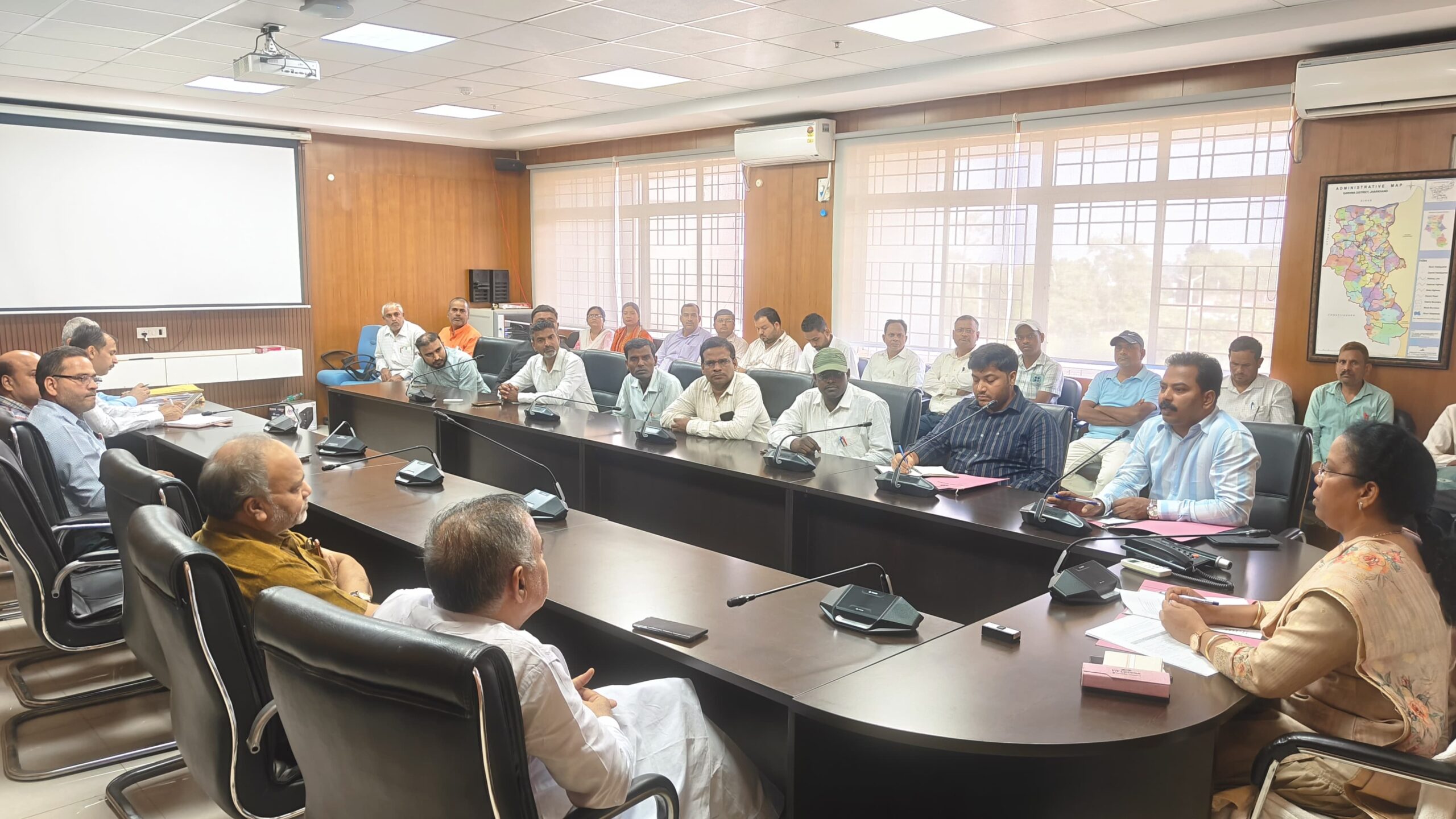 राष्ट्रीय युवा महोत्सव 2027 की तैयारी को लेकर उप विकास आयुक्त की अध्यक्षता में बैठक, टाउन हॉल मैदान में होगा जिला स्तरीय कार्यक्रम*